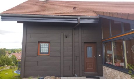 Bardage SIDING X PREFA BRUN sur chalet bois